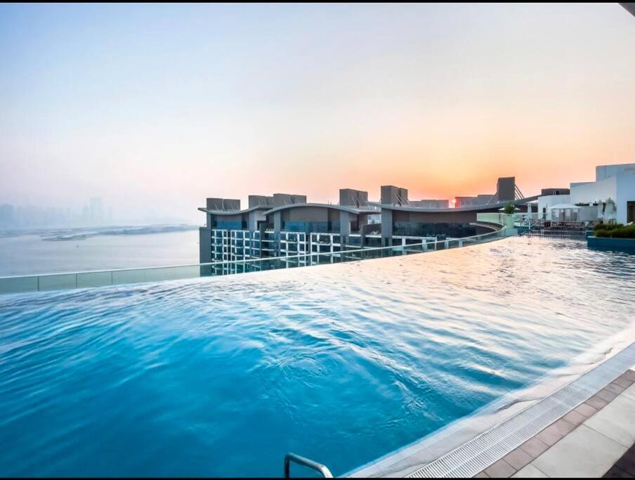1 Bedroom Rooftop Infinity Pool & Padel Court *