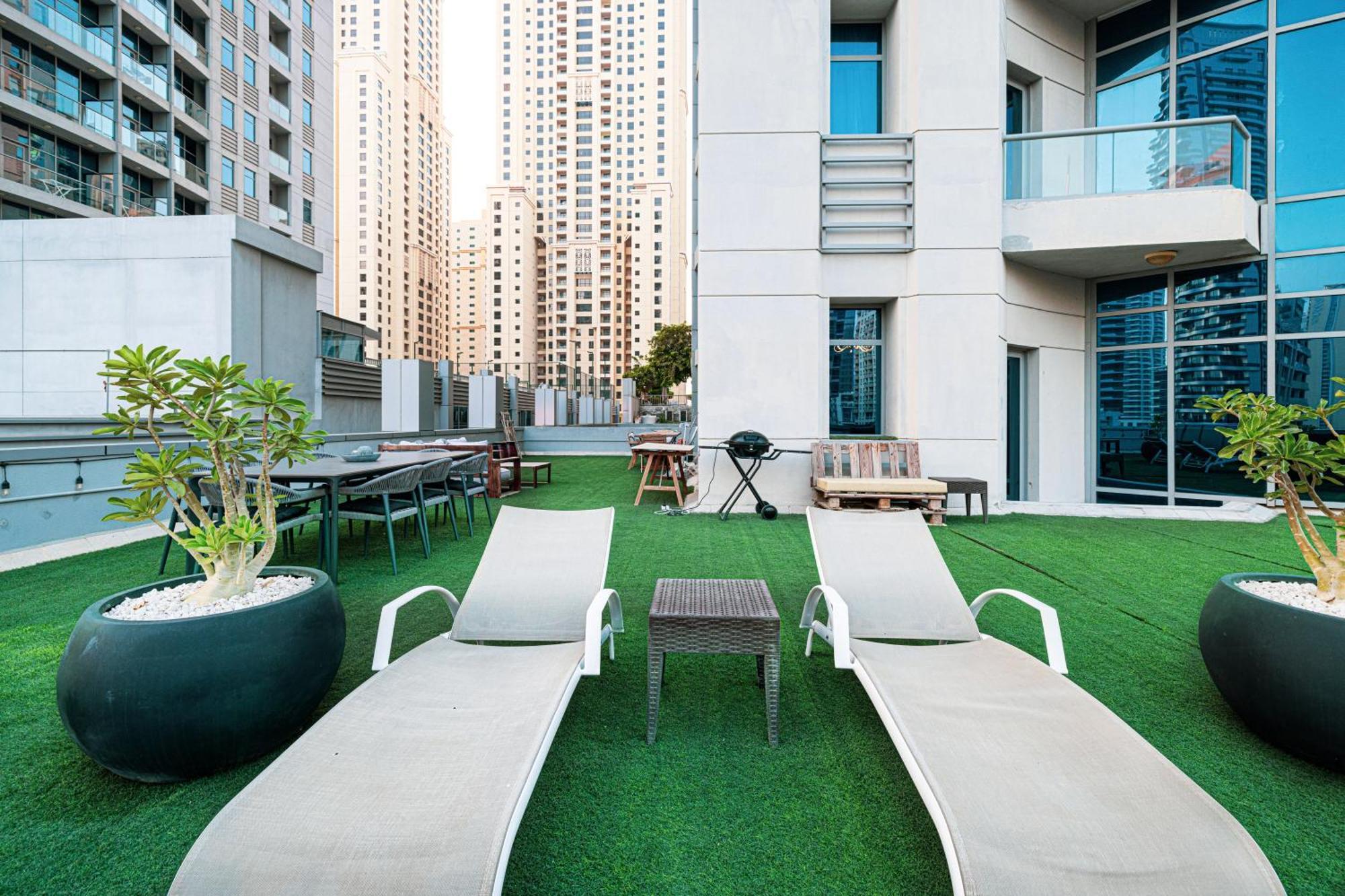 With Private Pool & Huge Terrace Overlooking The Marina Holiday home Dubai