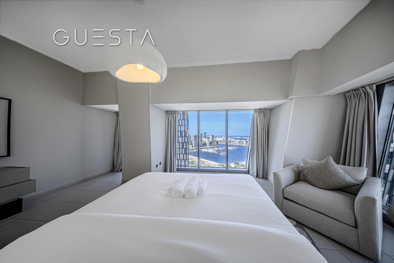 Cayan Tower, Marina *