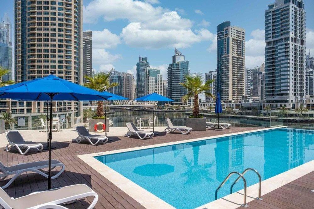 Sleek 1 Bedroom With Views Of Marina Apartment *