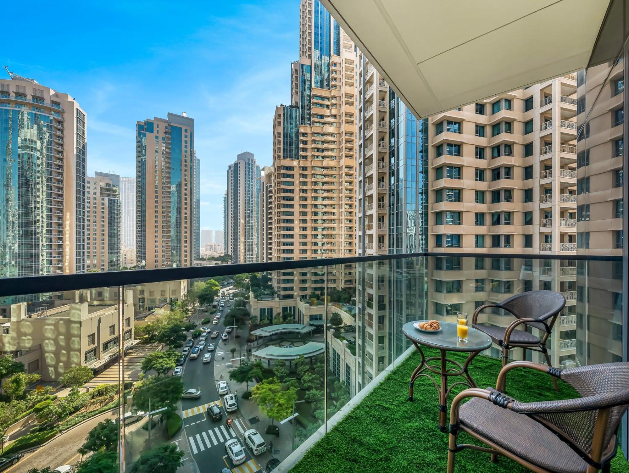 Luxurious & Spacious 2br L Burj & Fountain Views L Walk To Mall L Pool L Gym Dubai