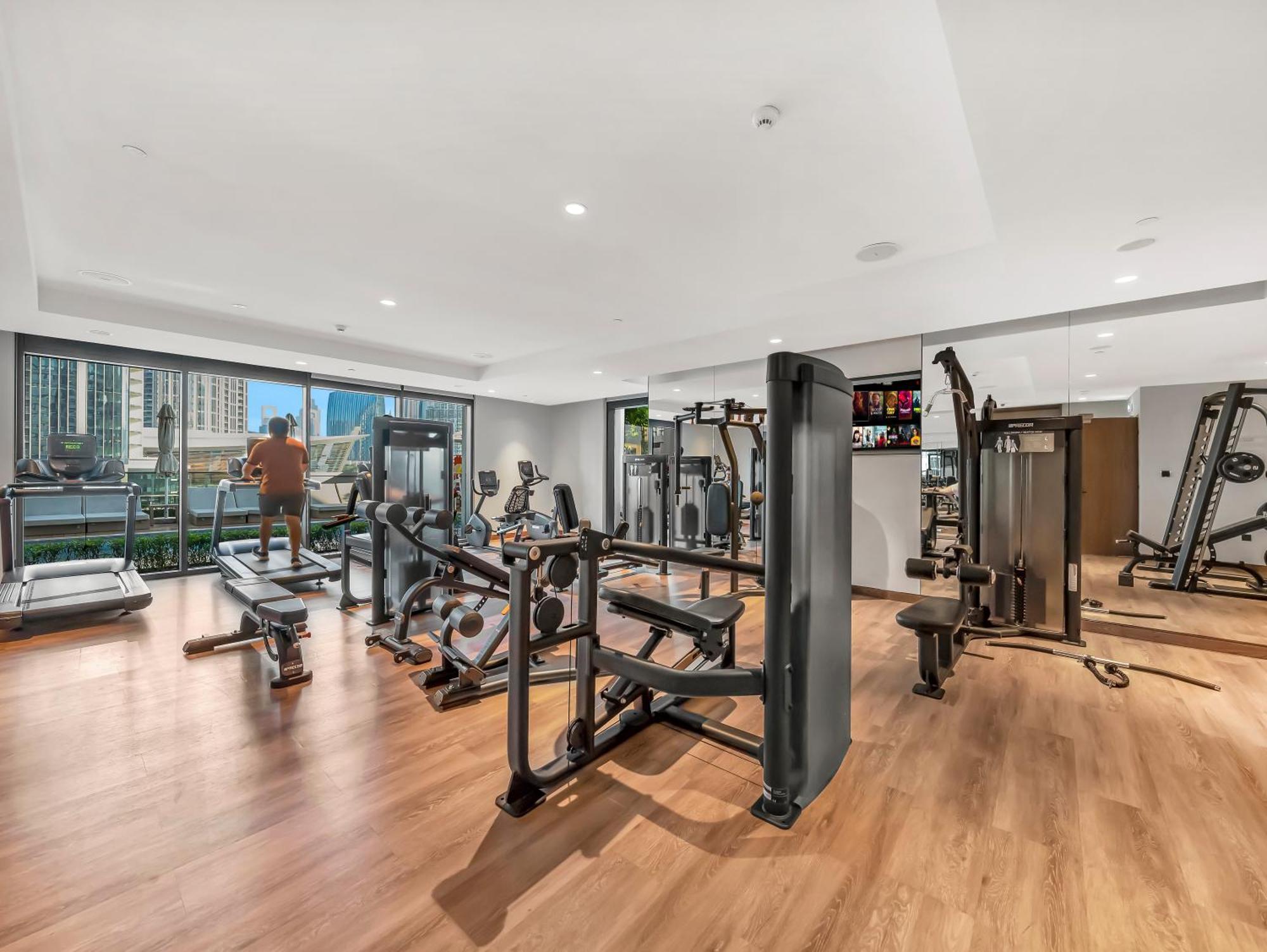 Apartment Luxurious & Spacious 2br L Burj & Fountain Views L Walk To Mall L Pool L Gym *