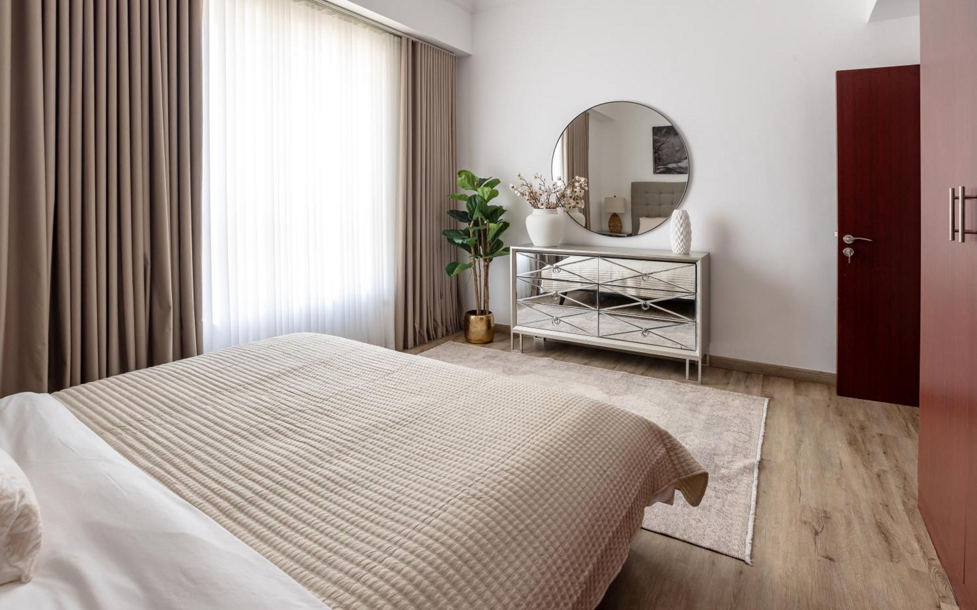 Beautiful And Bright 1 Bedroom Apartment! Sofia ! *