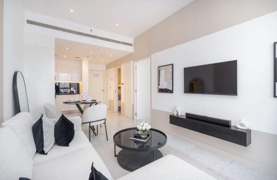 Exquisite In Downtown Burj Khalifa Views With Stunning Pool Apartment Dubai