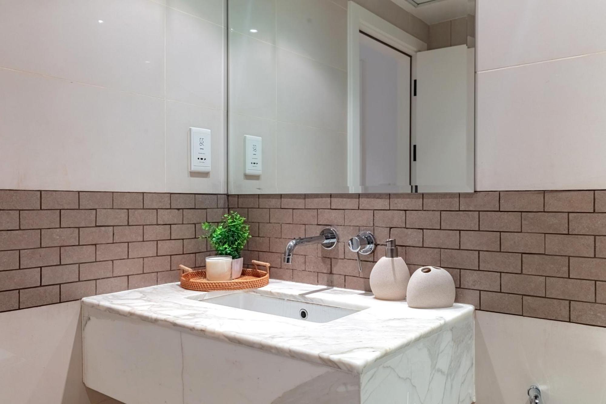 Stylish With Direct Access Marina Walk & Sleeps4 Apartment *