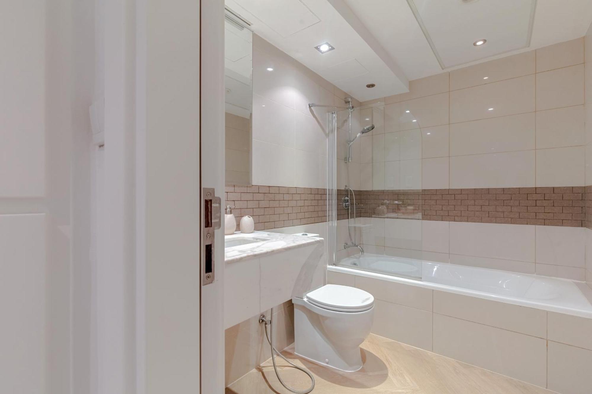 Stylish With Direct Access Marina Walk & Sleeps4 Apartment Dubai