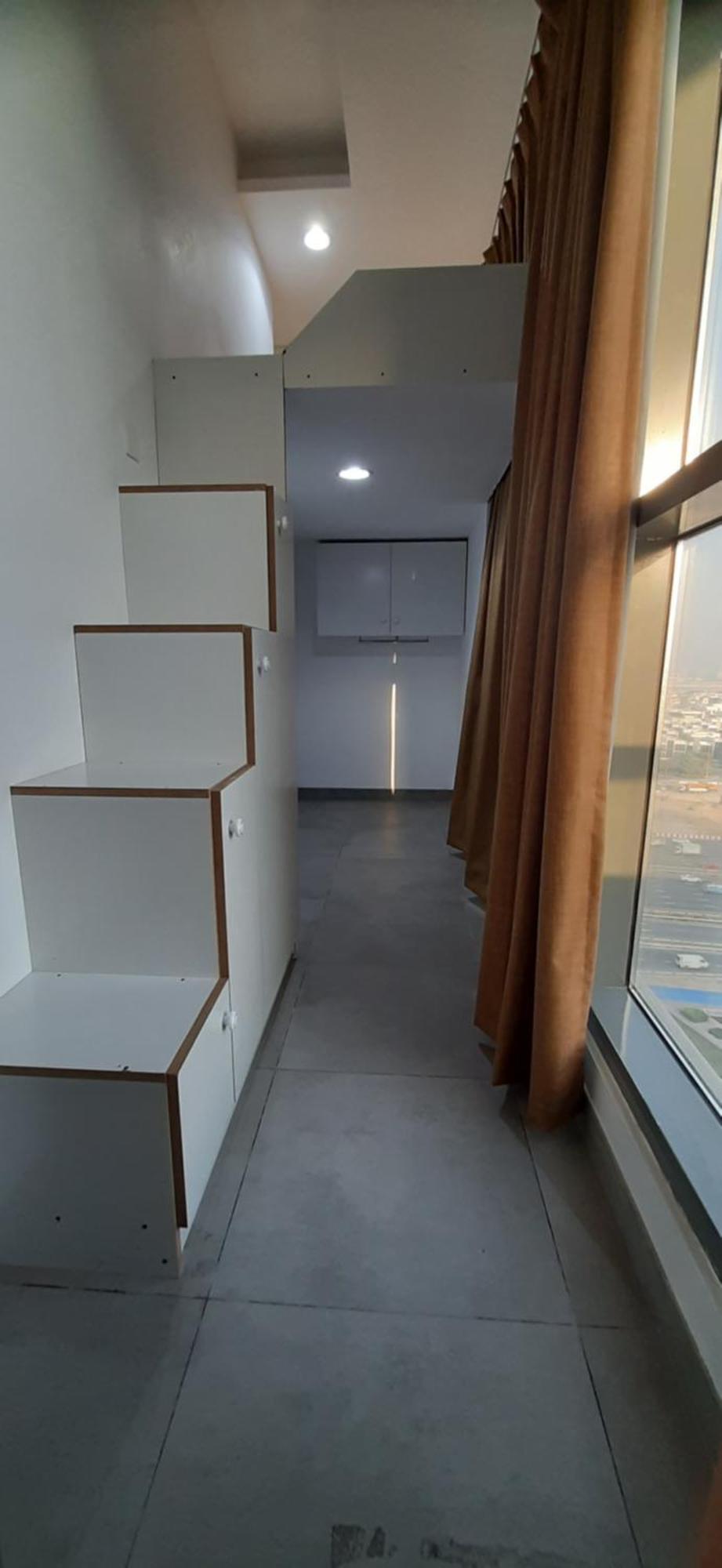 Pod Oval Tower Capsule hotel *