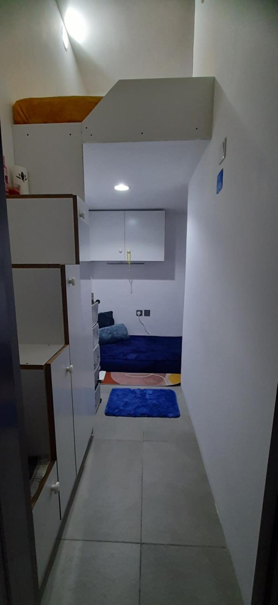 Capsule hotel Pod Oval Tower *