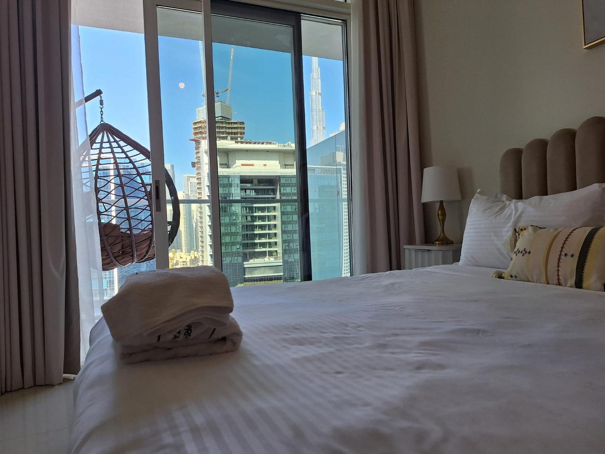 Burj Khalifa View! Modern 2br In Dubai's Business Bay