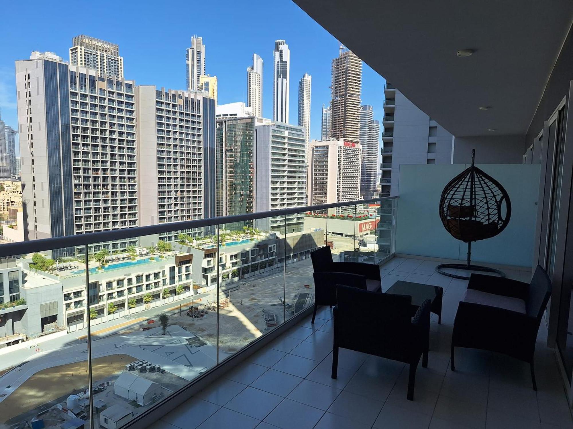 Burj Khalifa View! Modern 2br In Dubai's Business Bay Apartment *