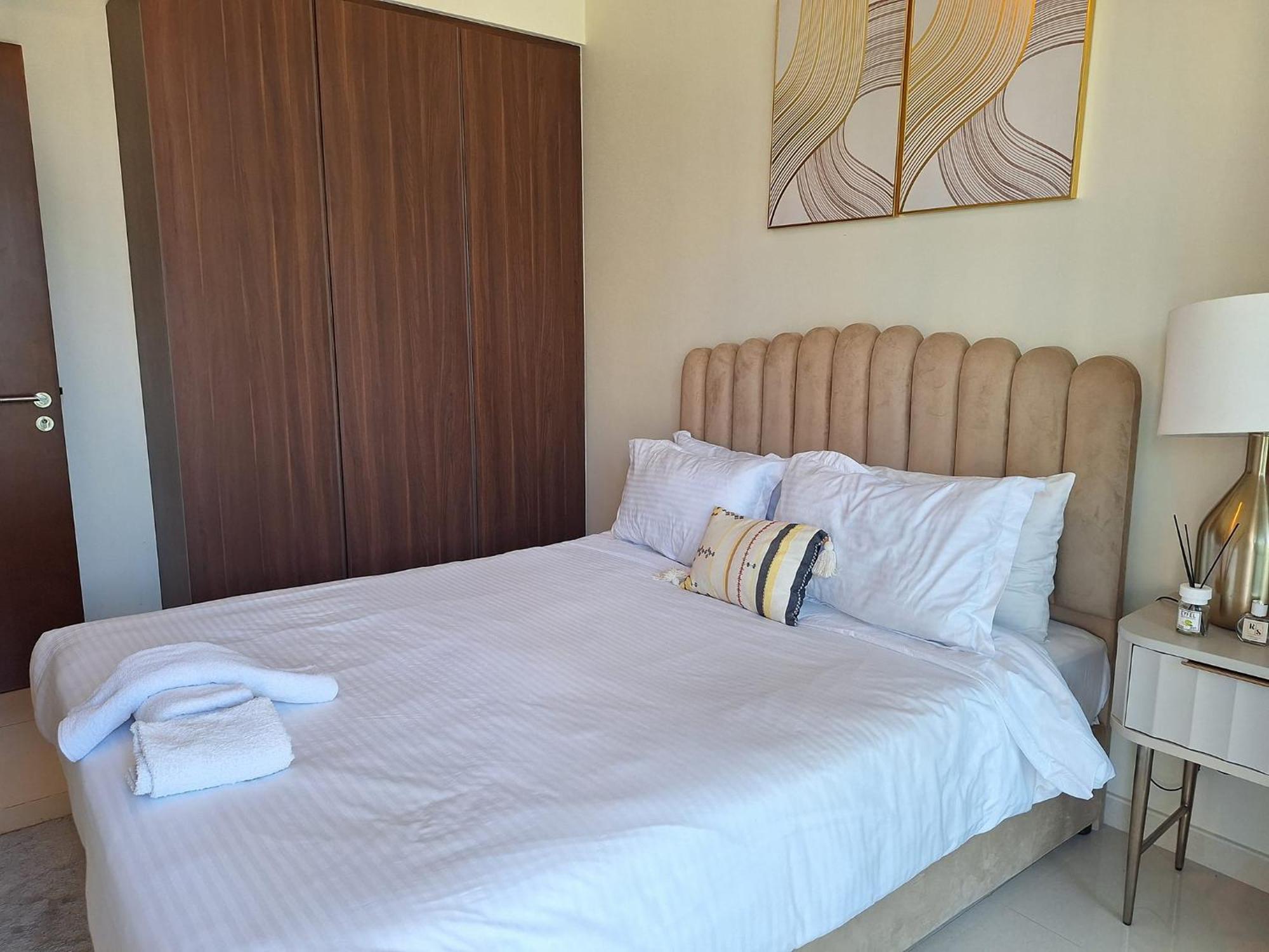 Burj Khalifa View! Modern 2br In Dubai's Business Bay