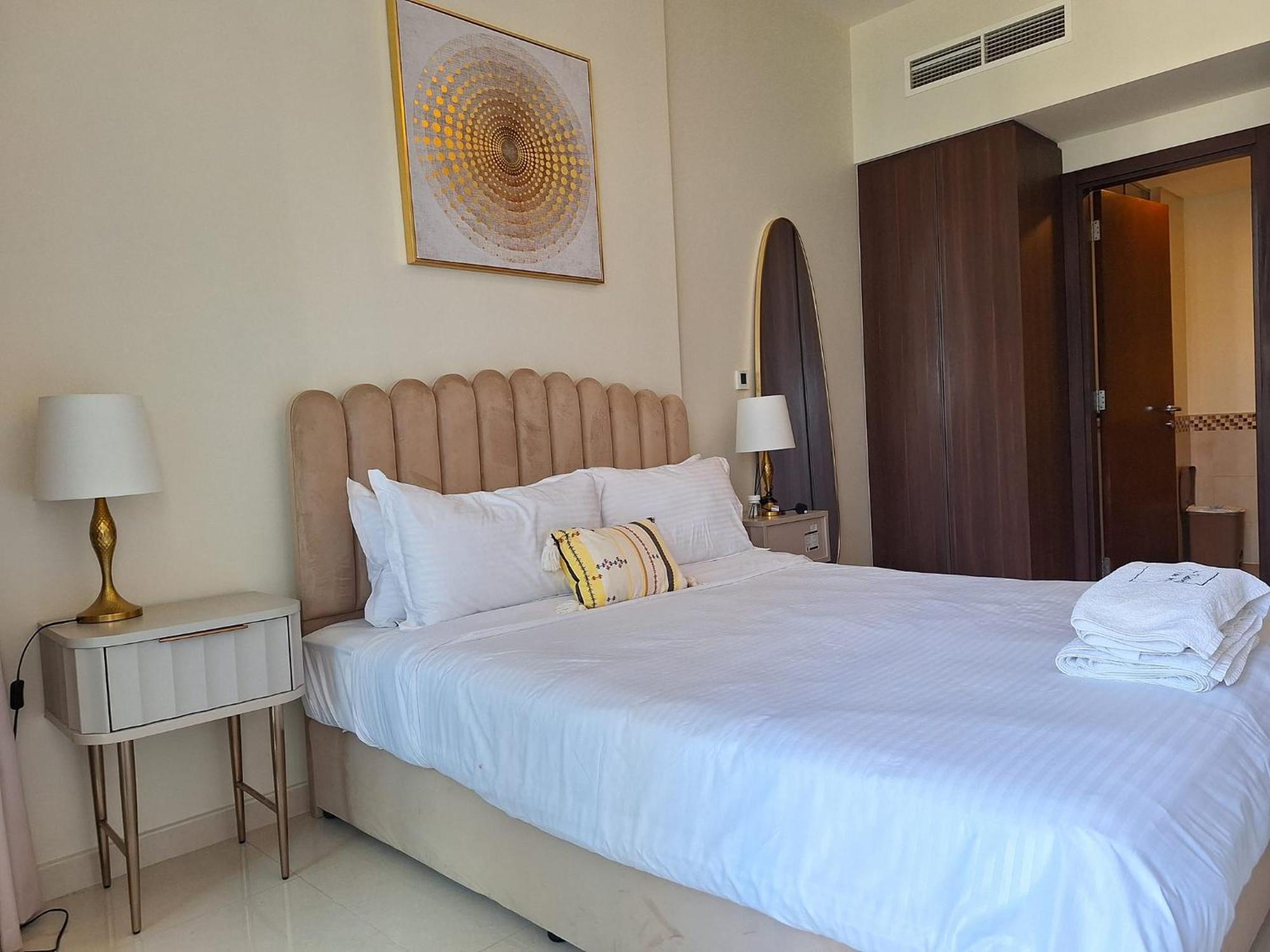 Burj Khalifa View! Modern 2br In Dubai's Business Bay Apartment *