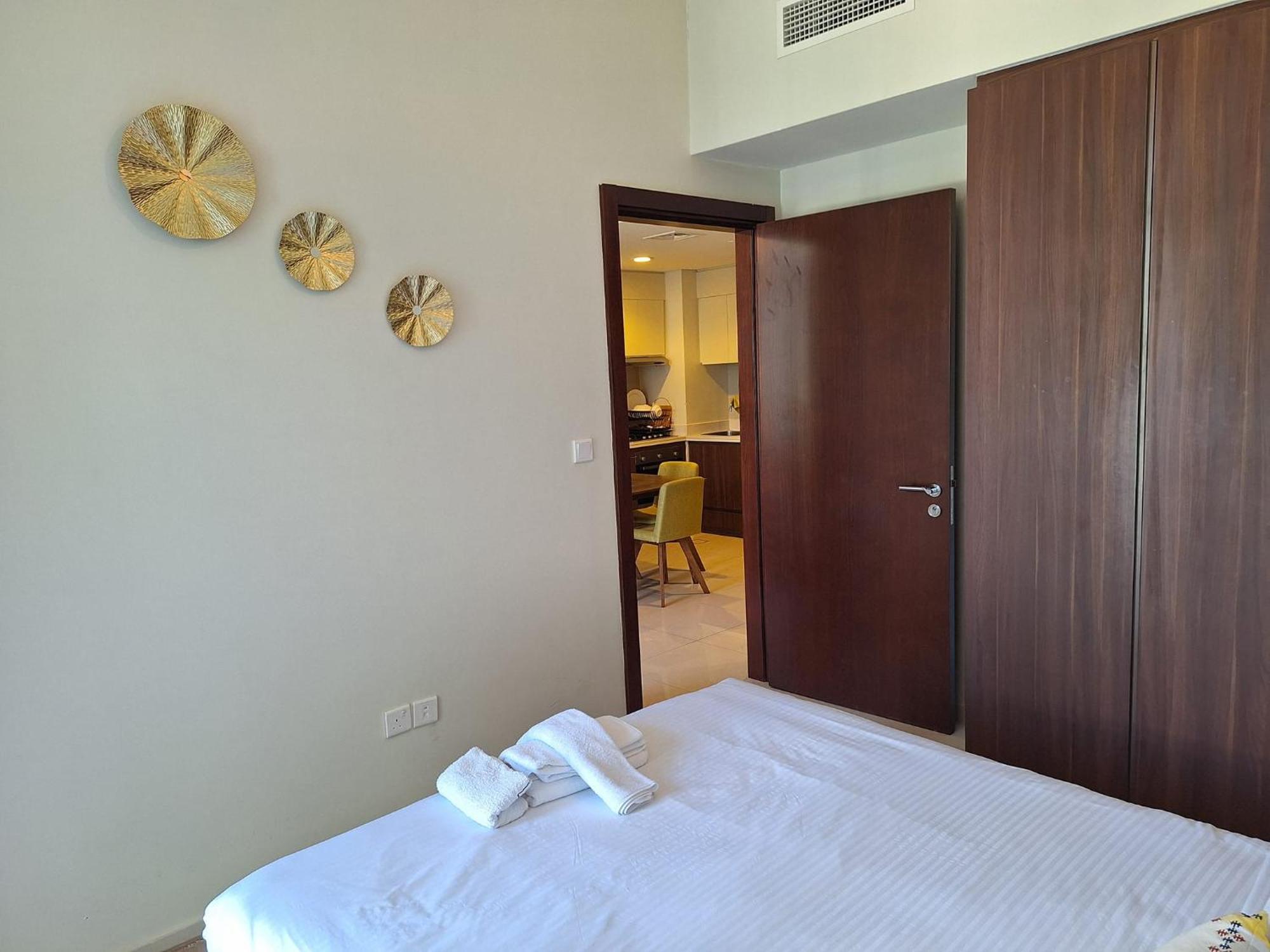 Apartment Burj Khalifa View! Modern 2br In Dubai's Business Bay *