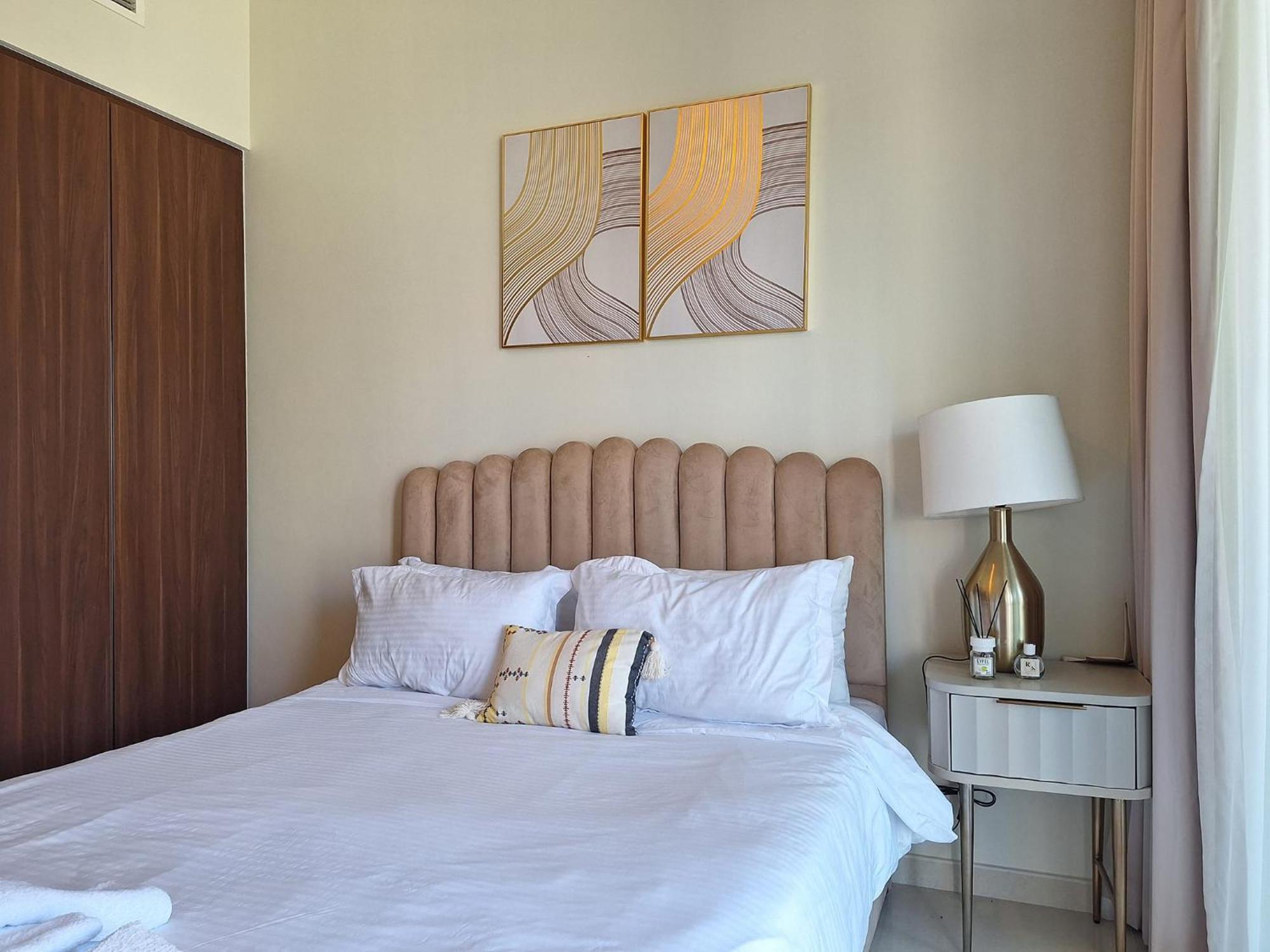 Apartment Burj Khalifa View! Modern 2br In Dubai's Business Bay *
