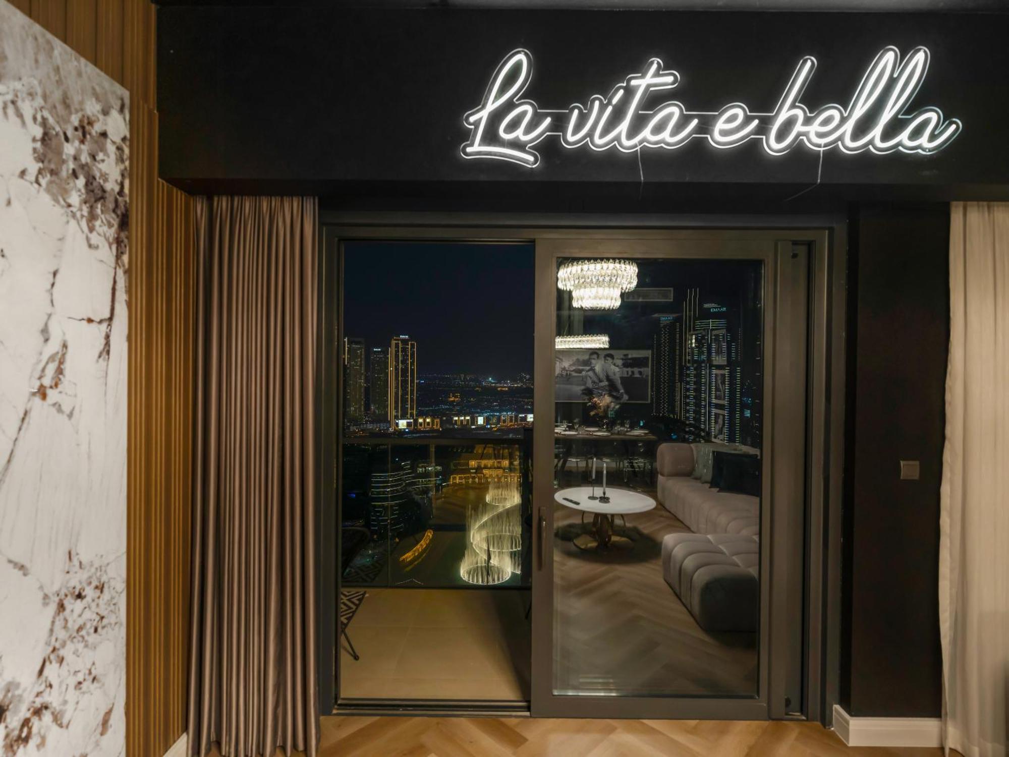 Glamorous Full Fountain View High Floor 4 Bedroom Apartment