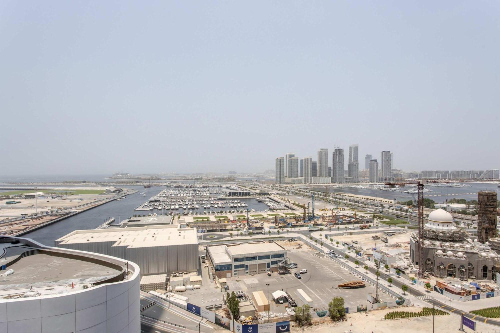 Frank Porter - Damac Heights Apartment Dubai