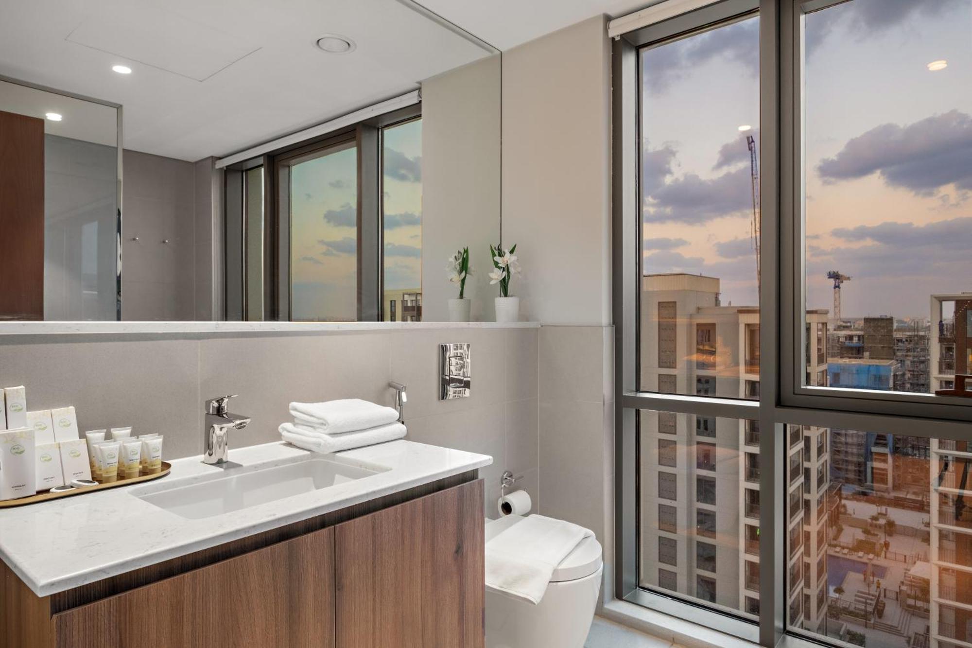 Deluxe 2br In Creek Harbour With Private Beach Access Dubai