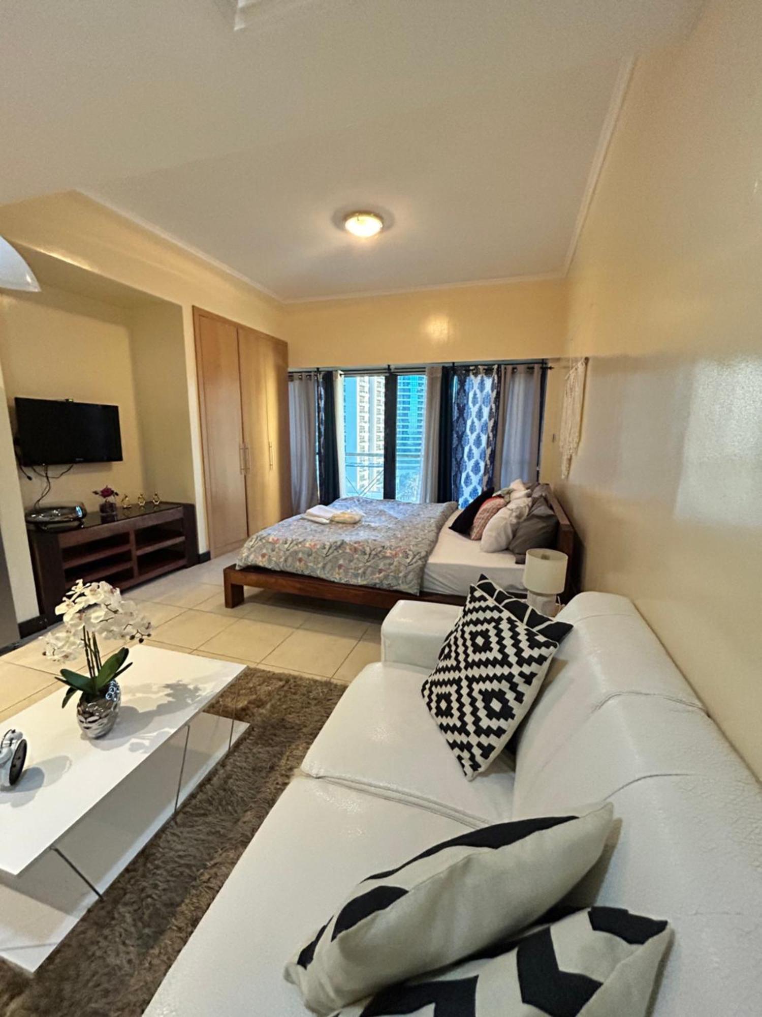 Click - Jlt - & Balcony Lakes View Entire -jn Apartment