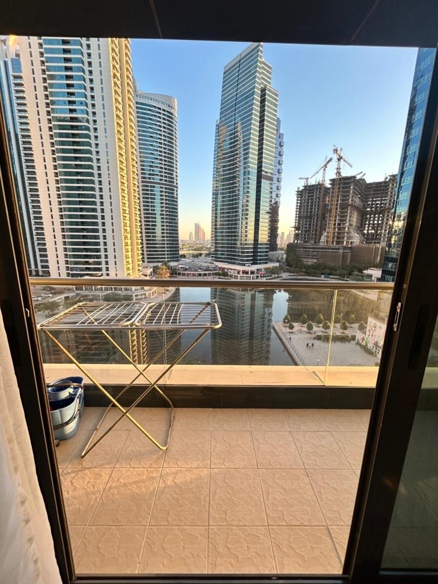 Click - Jlt - & Balcony Lakes View Entire -jn Dubai