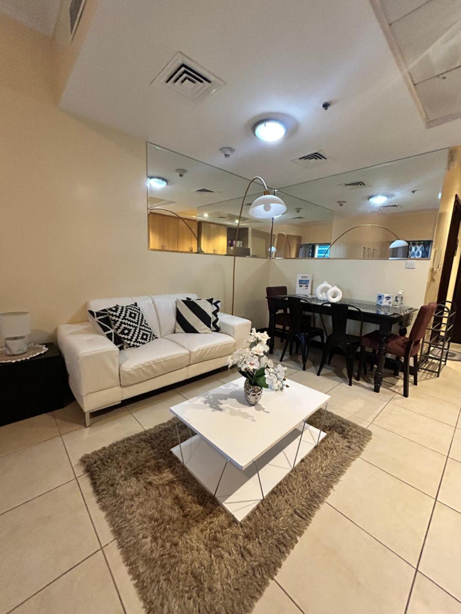 Click - Jlt - & Balcony Lakes View Entire -jn Apartment