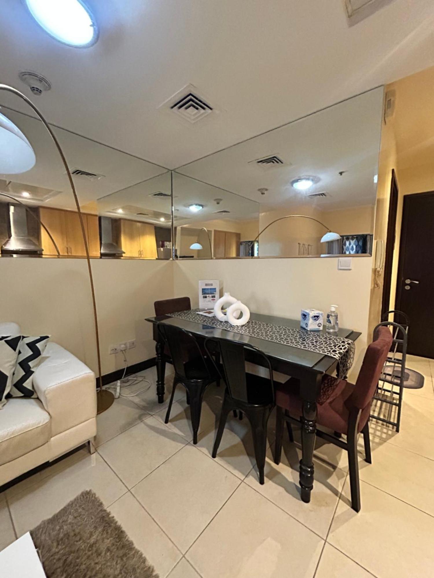 Click - Jlt - & Balcony Lakes View Entire -jn Apartment *