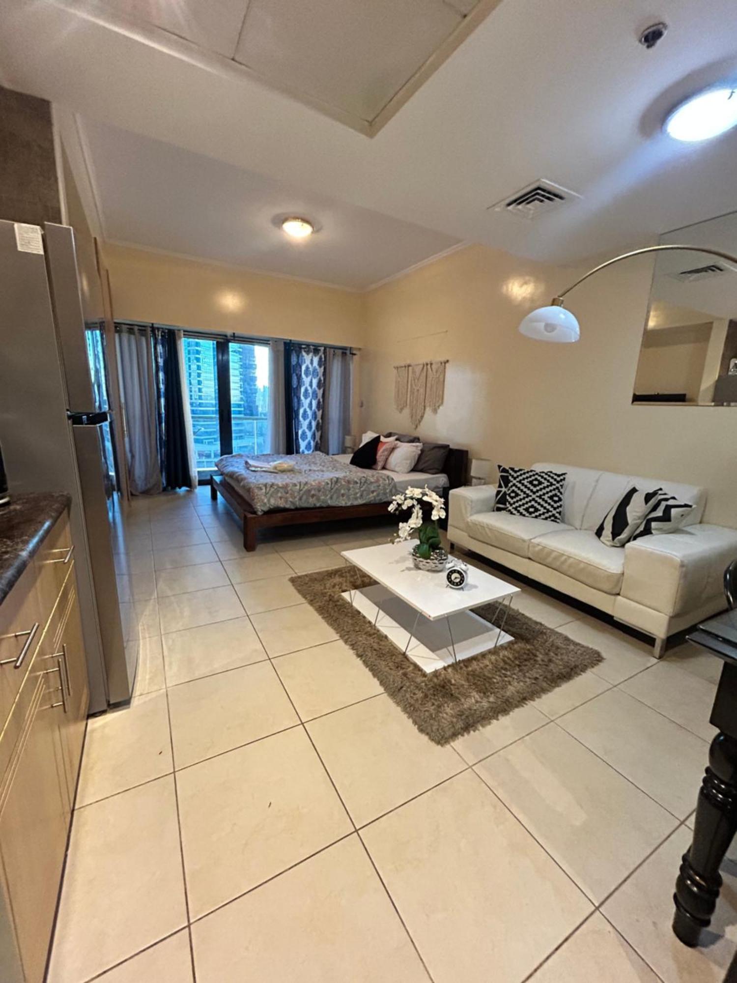 Click - Jlt - & Balcony Lakes View Entire -jn Apartment Dubai