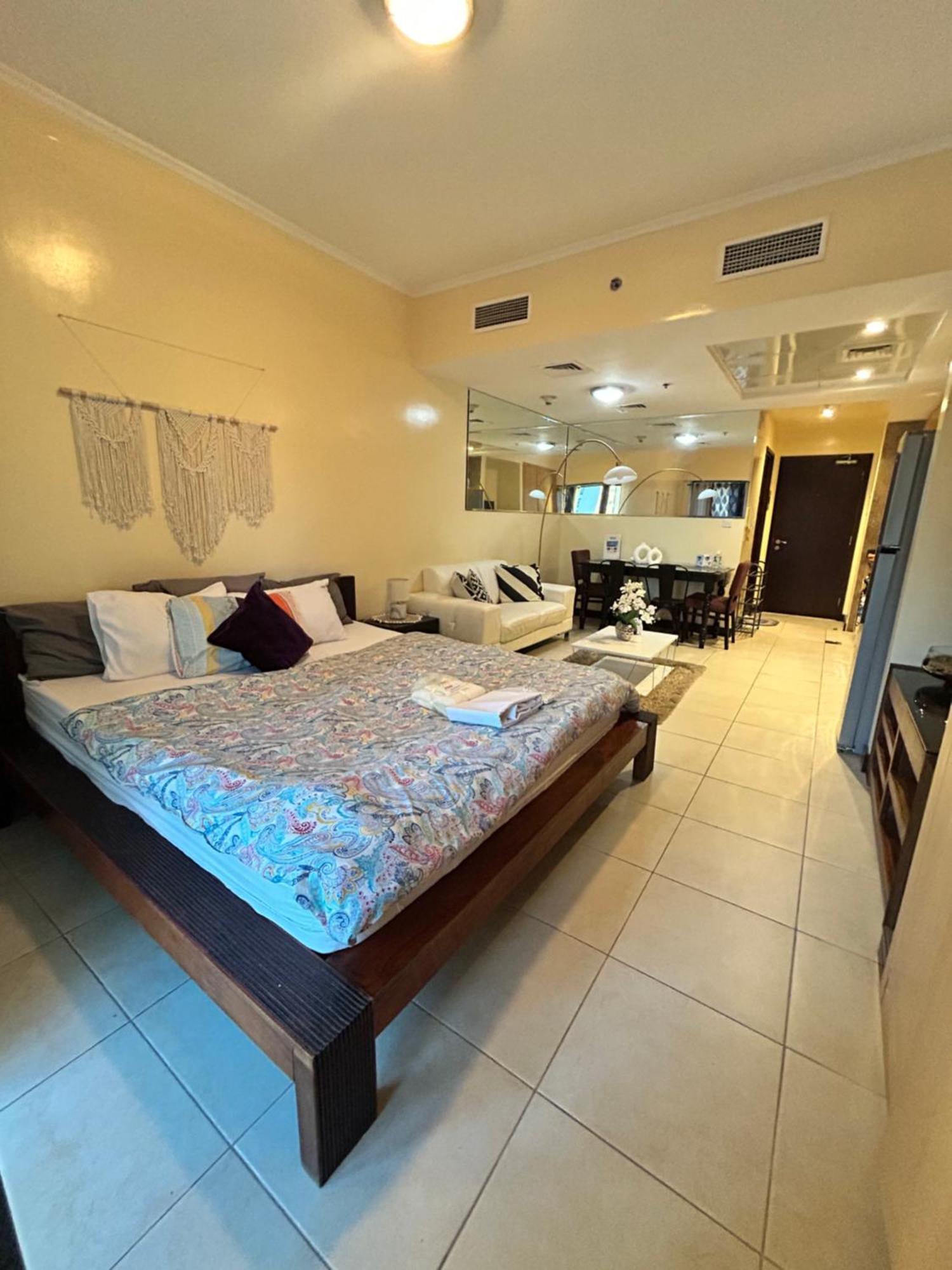 Click - Jlt - & Balcony Lakes View Entire -jn