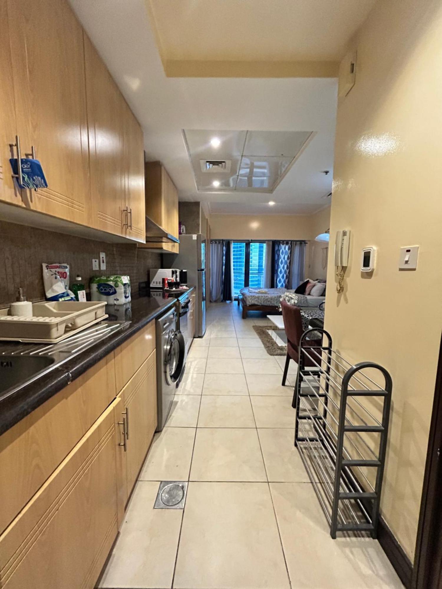 Click - Jlt - & Balcony Lakes View Entire -jn Apartment *
