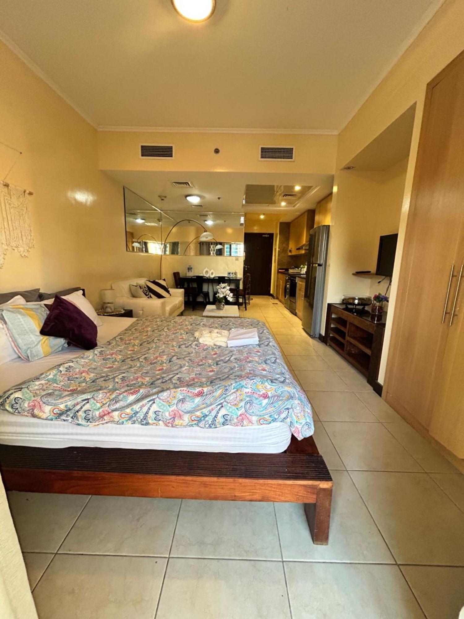 Click - Jlt - & Balcony Lakes View Entire -jn Apartment Dubai