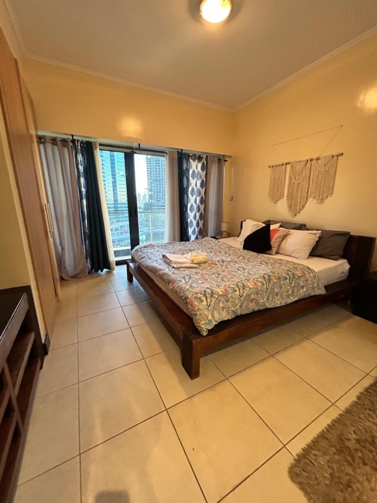 Click - Jlt - & Balcony Lakes View Entire -jn Dubai