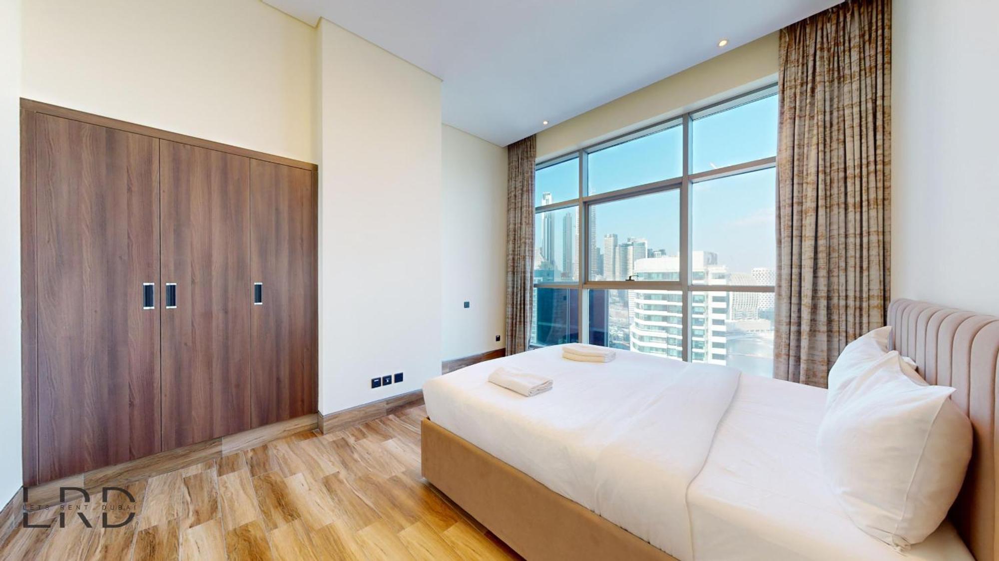 Stunning 2-bed With Canal View Apartment