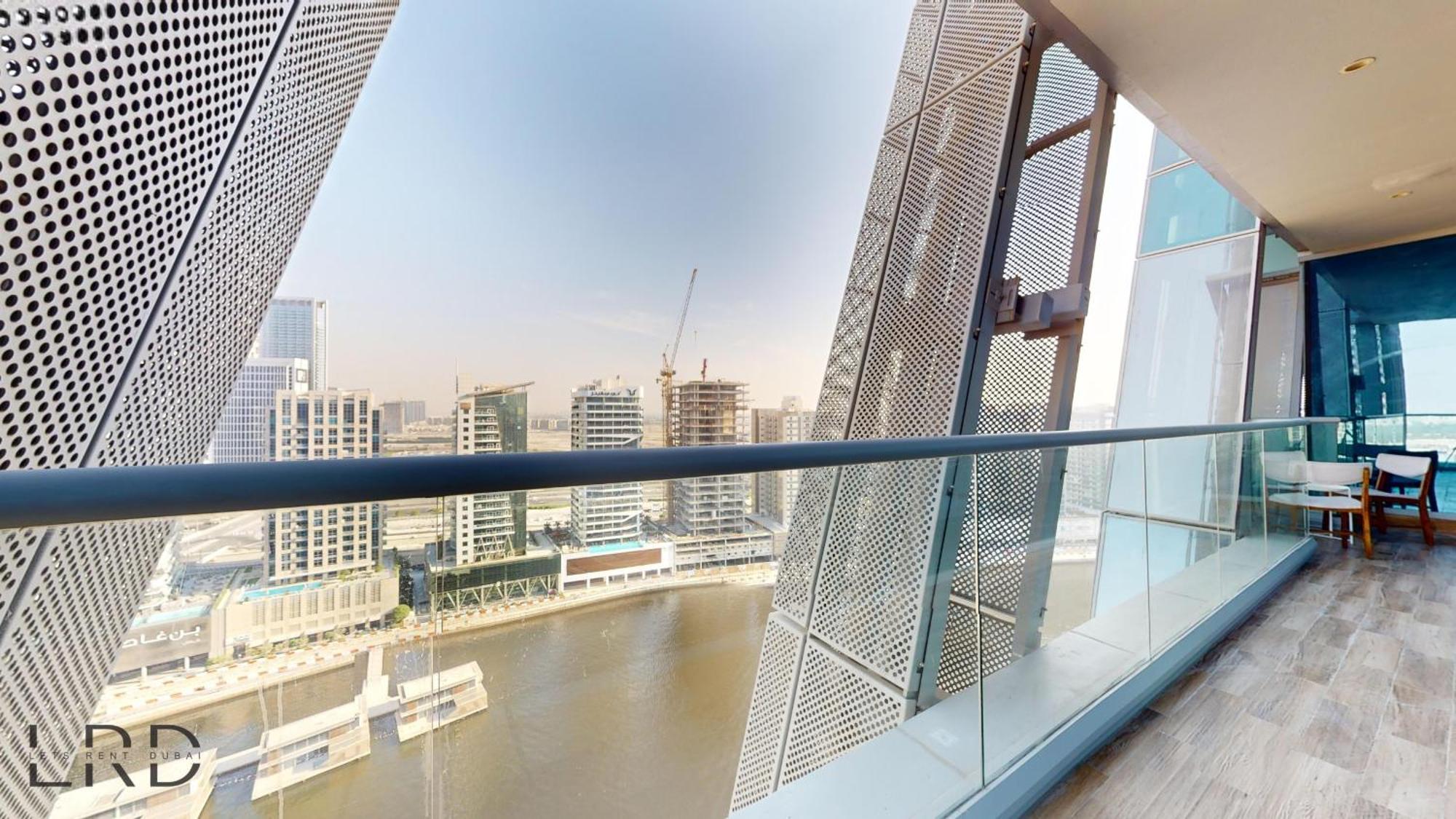 Stunning 2-bed With Canal View Apartment