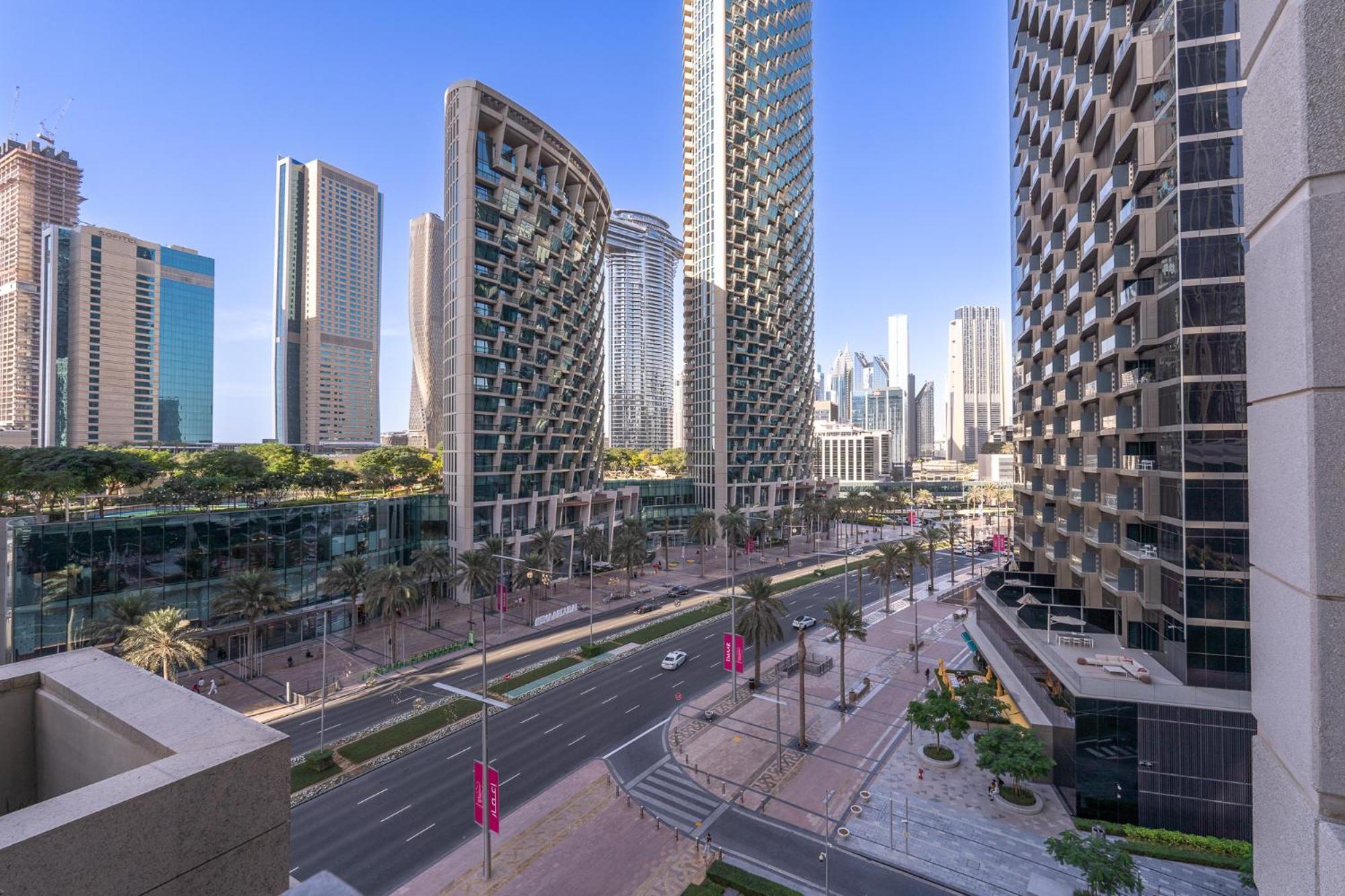 A Grand 1 Bedroom In Downtown That Sleeps 6 * Dubai