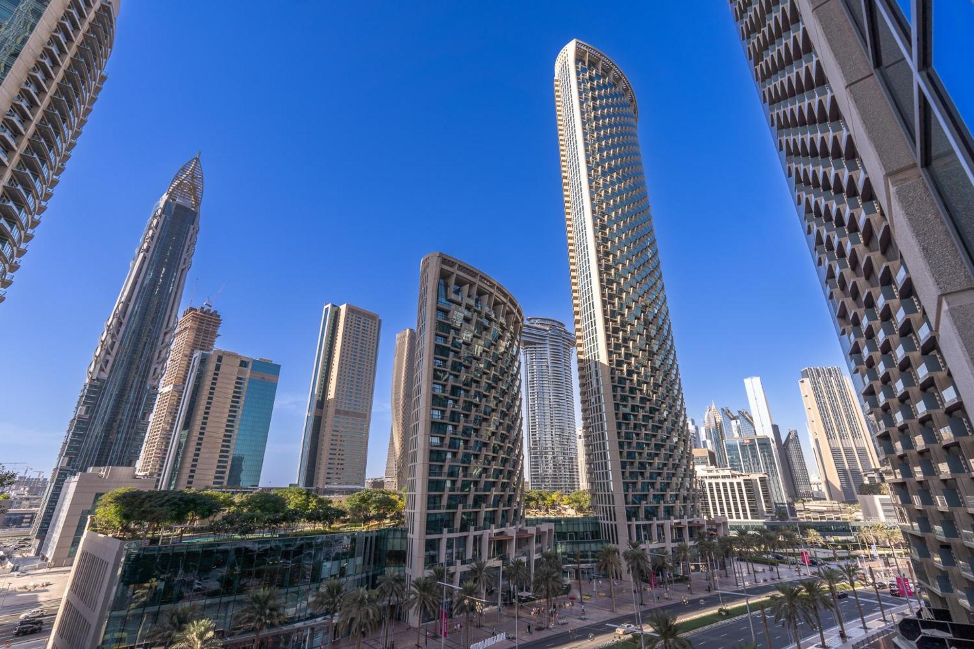 A Grand 1 Bedroom In Downtown That Sleeps 6 * Dubai