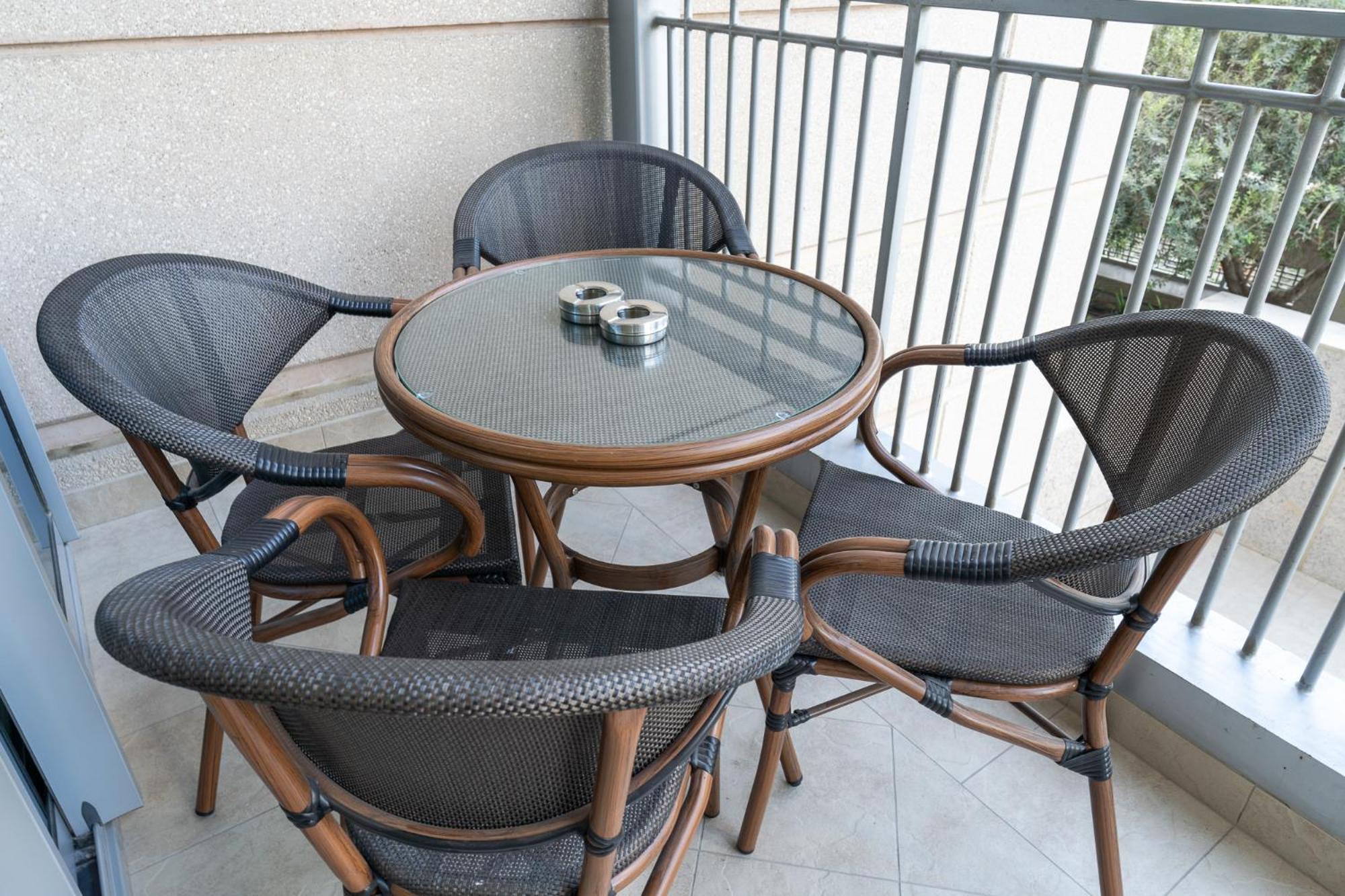 A Grand 1 Bedroom In Downtown That Sleeps 6 Dubai