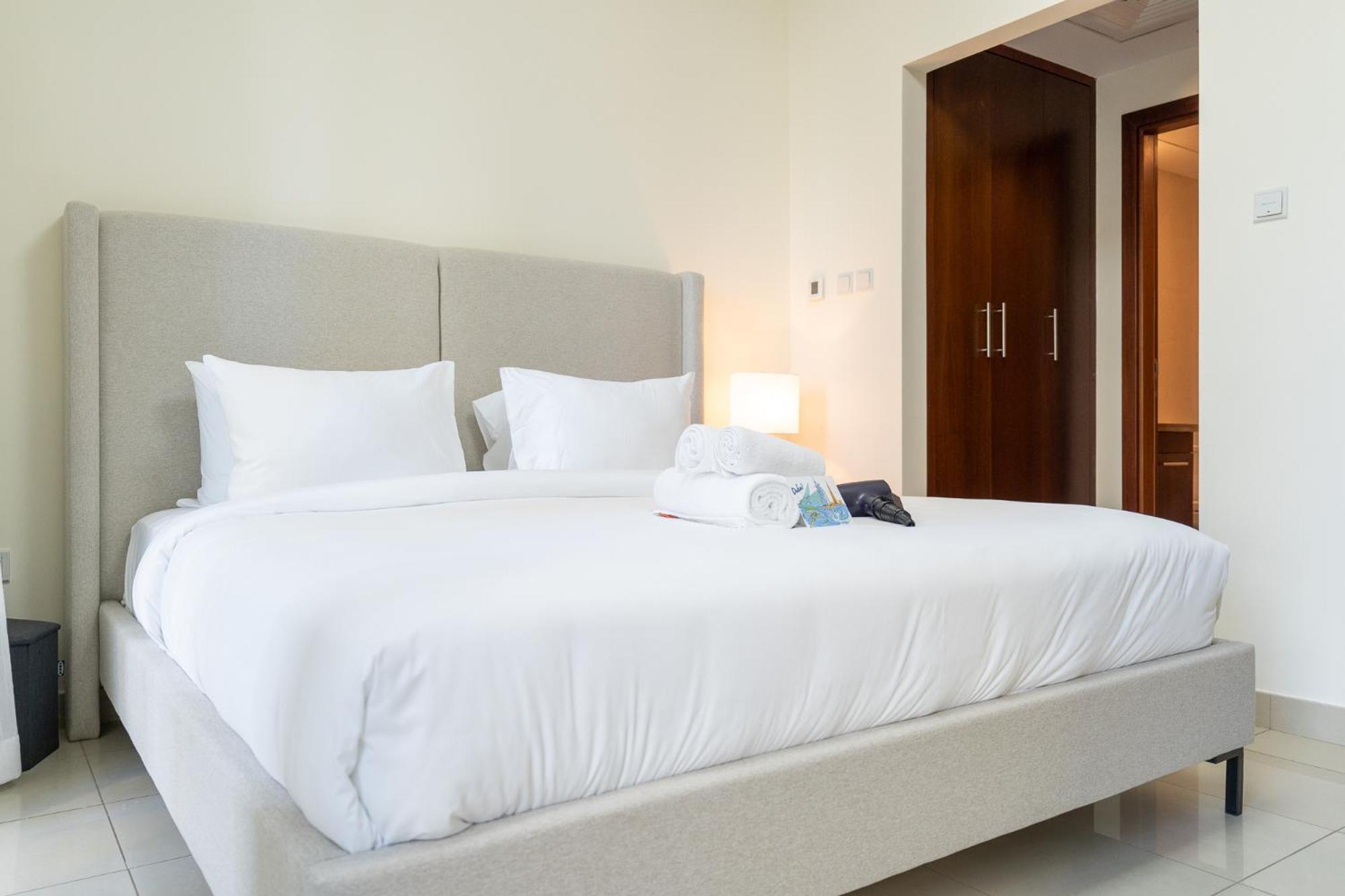 Apartment A Grand 1 Bedroom In Downtown That Sleeps 6 Dubai