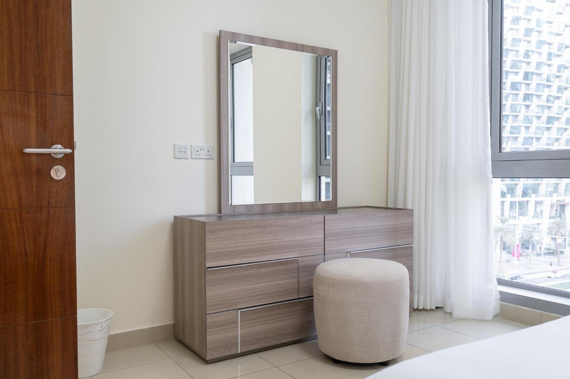 A Grand 1 Bedroom In Downtown That Sleeps 6 *