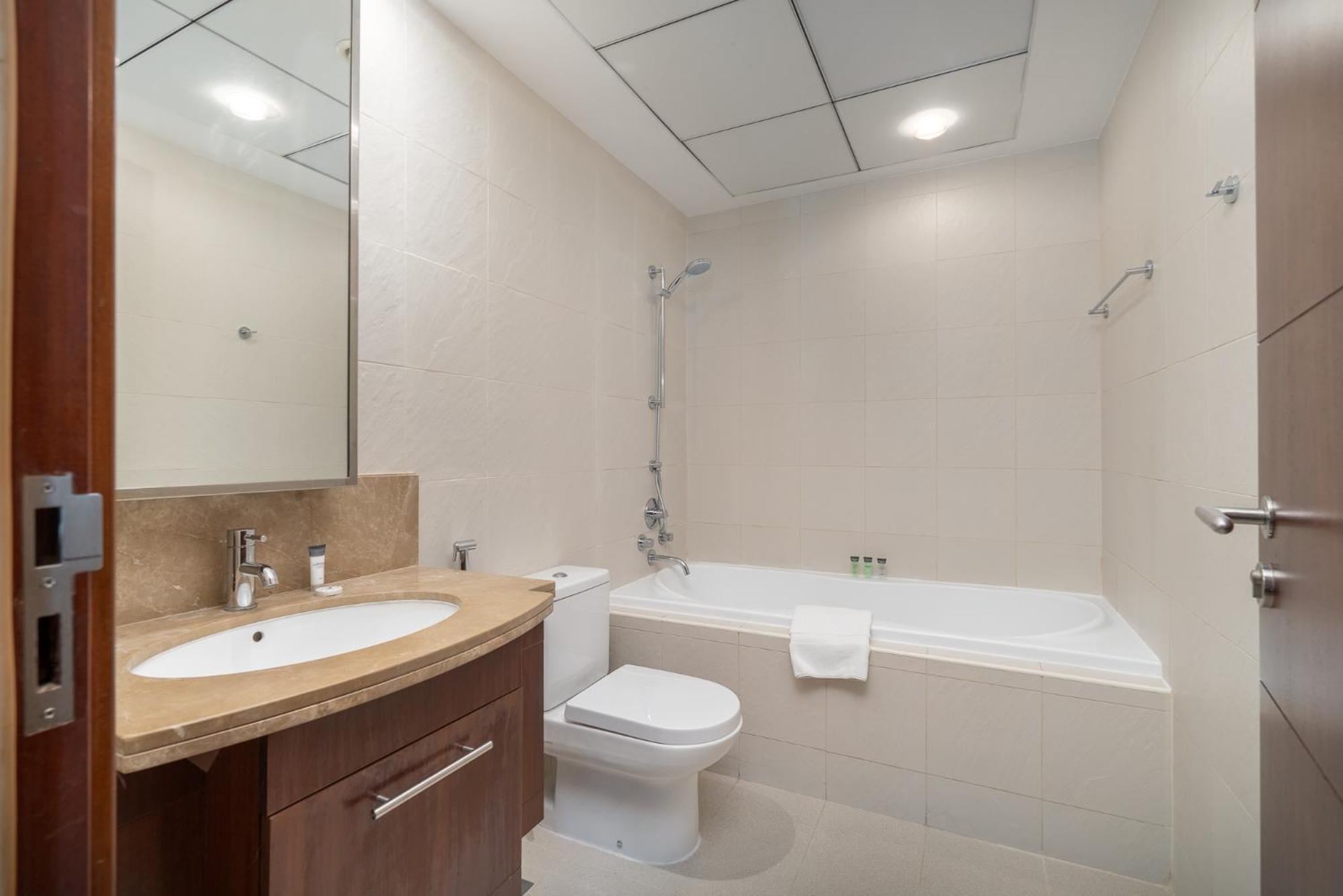 A Grand 1 Bedroom In Downtown That Sleeps 6 Dubai