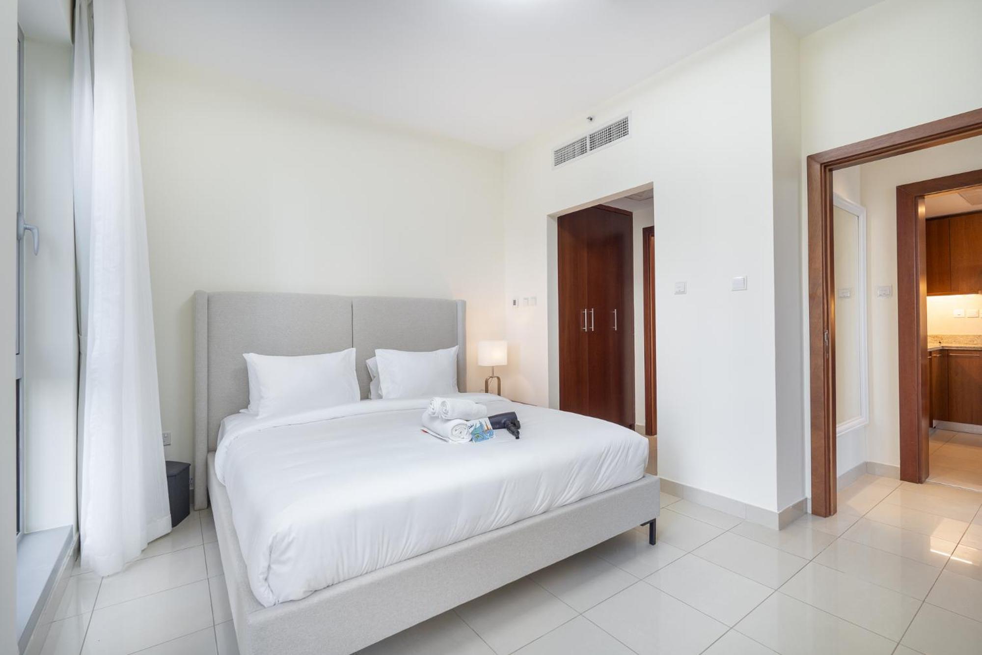 A Grand 1 Bedroom In Downtown That Sleeps 6 Dubai