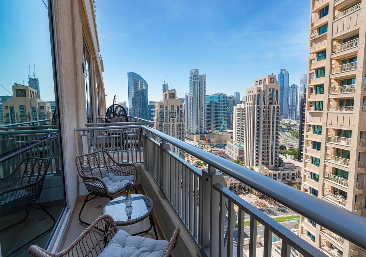 Luxurious One Bedroom With Burj Khalifa View Apartment *