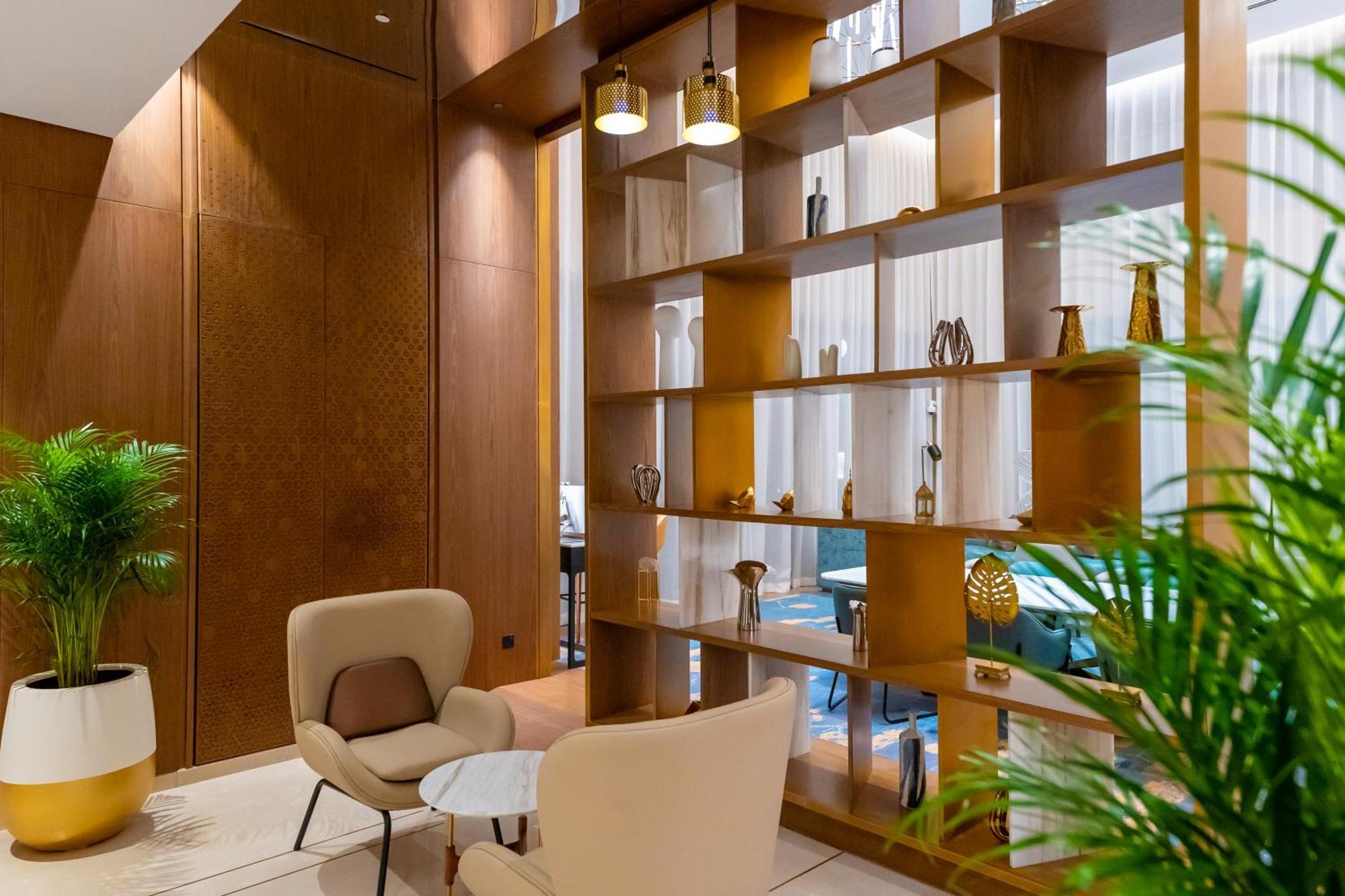 Tumbi West Palm Dubai,tapestry Collection Hilton 4* Dubai