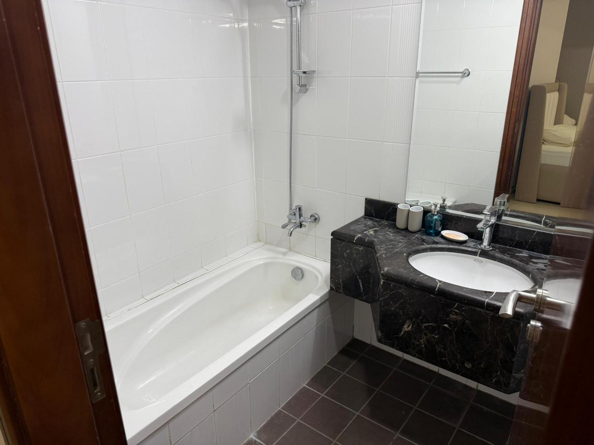 5 Min To Mall Downtown Dormitory M & F Inn Dubai