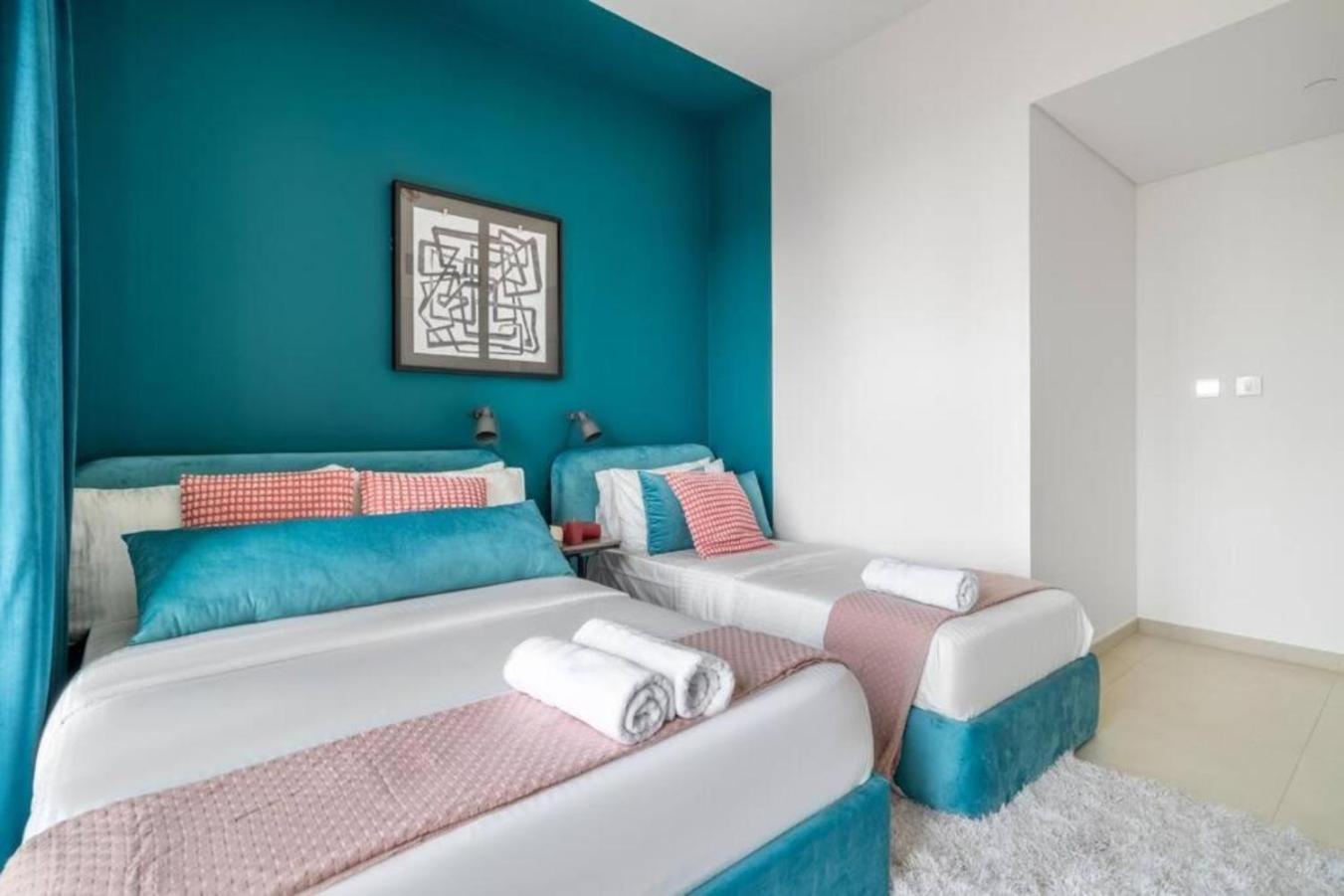 Chic & Luxurious With Burj Khalifa View Apartment