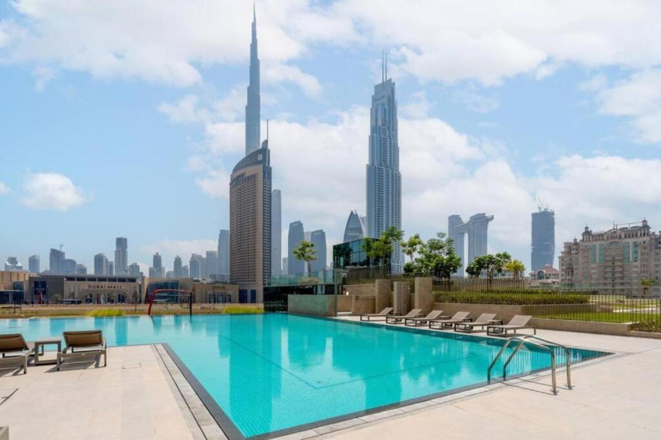Chic & Luxurious With Burj Khalifa View Apartment