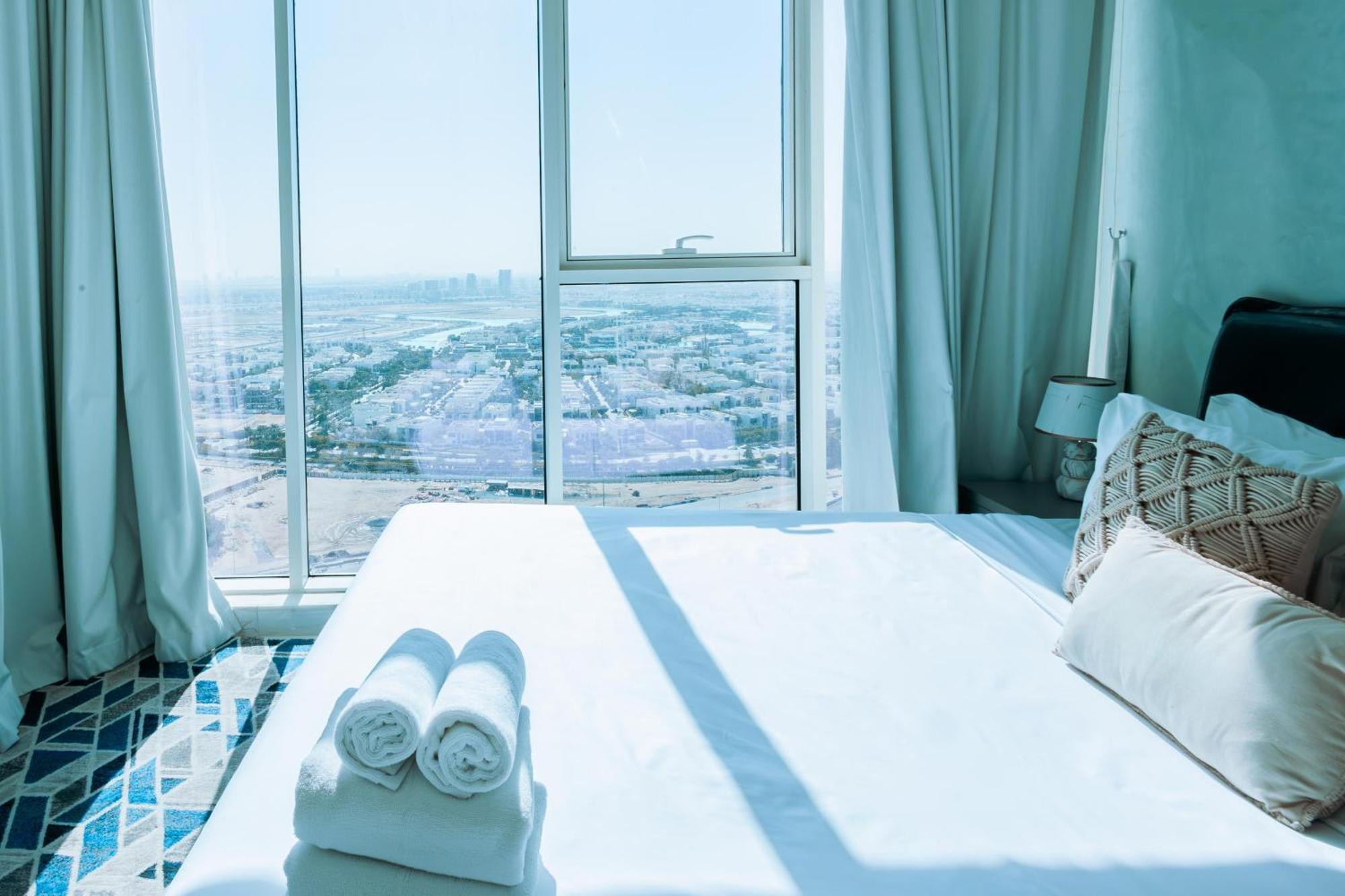 Welhome - Opulent Retreat With Panoramic Cityscape Views * Dubai