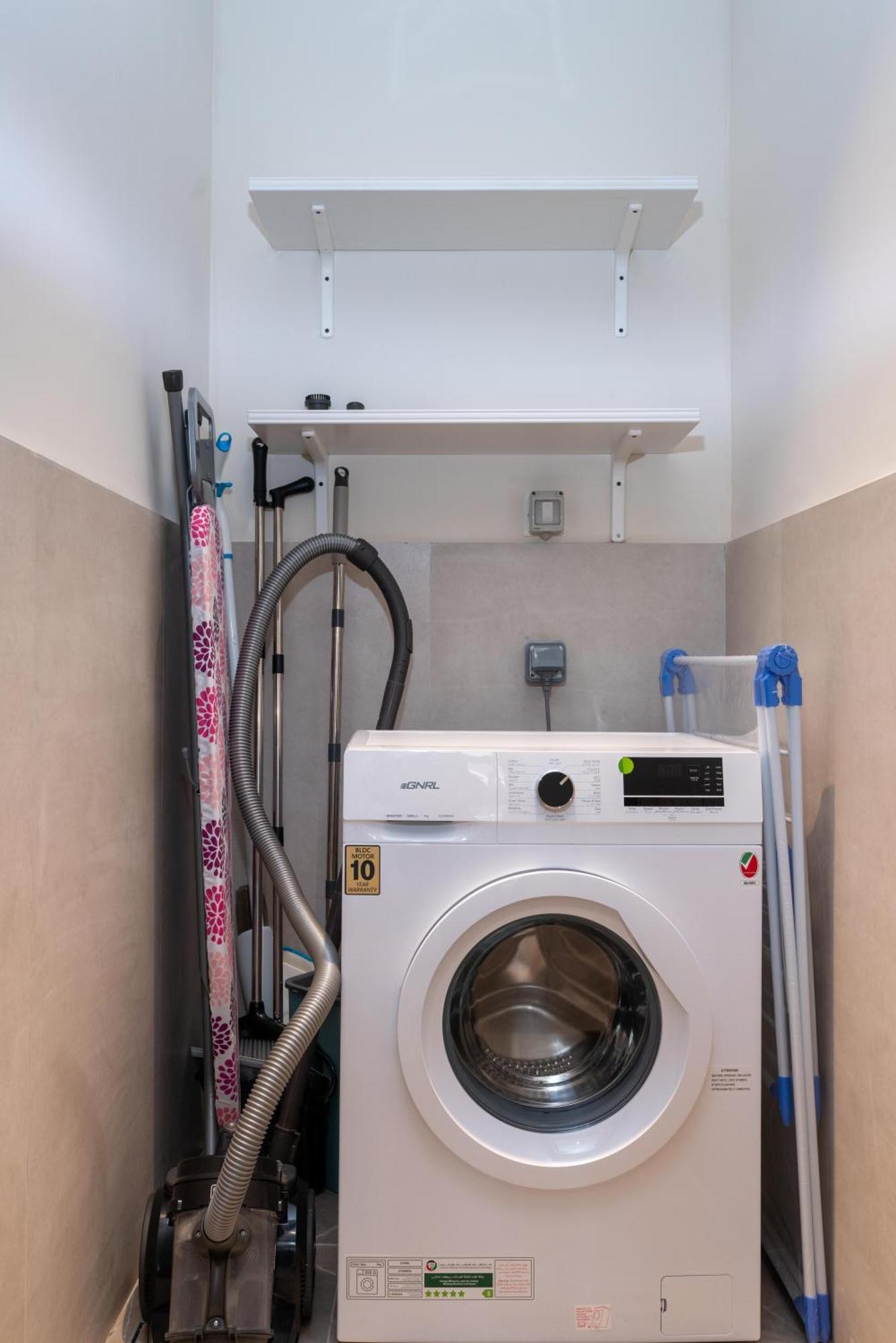 White Sage New Large 1br At Jvc *