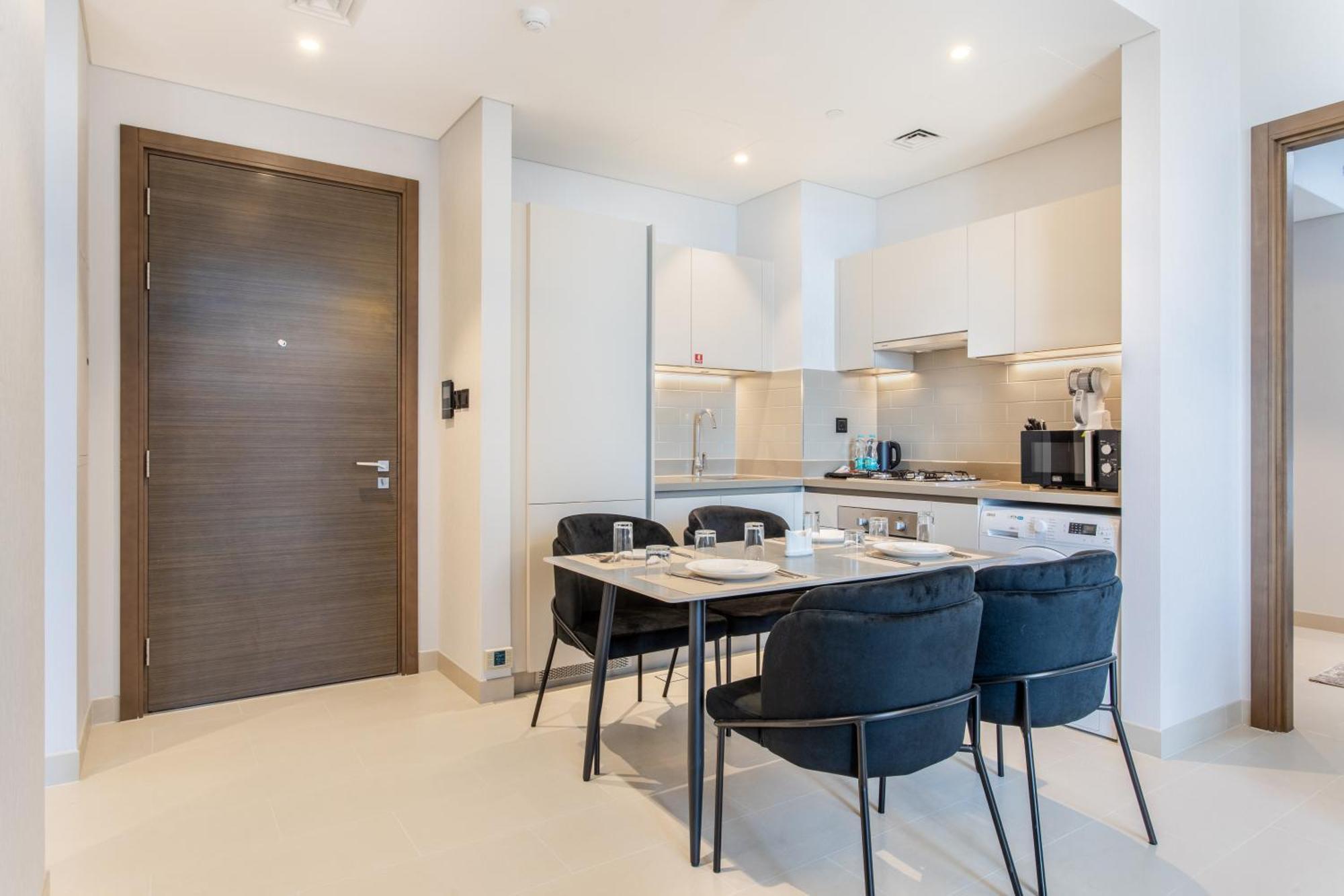 By Latinem Luxury 2br Cv A2714 Near Mall *