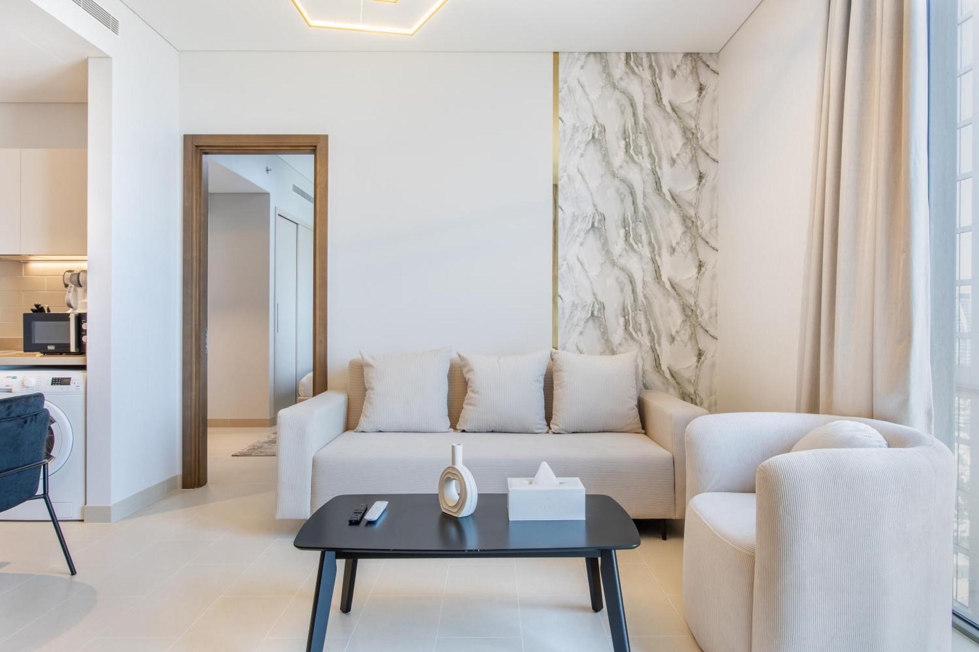 By Latinem Luxury 2br Cv A2714 Near Mall