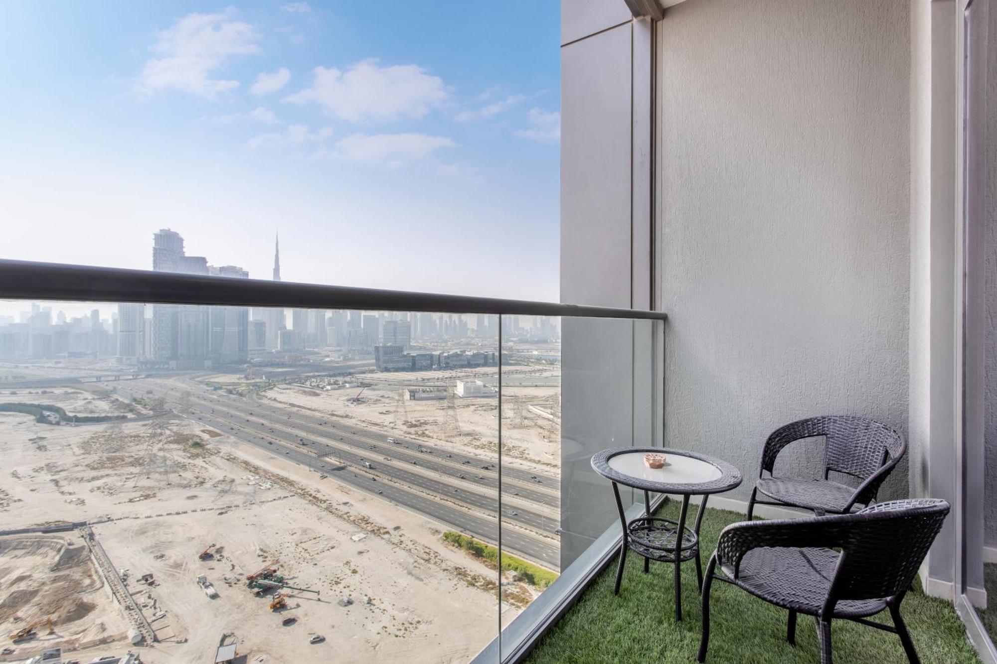 By Latinem Luxury 2br Cv A2714 Near Mall