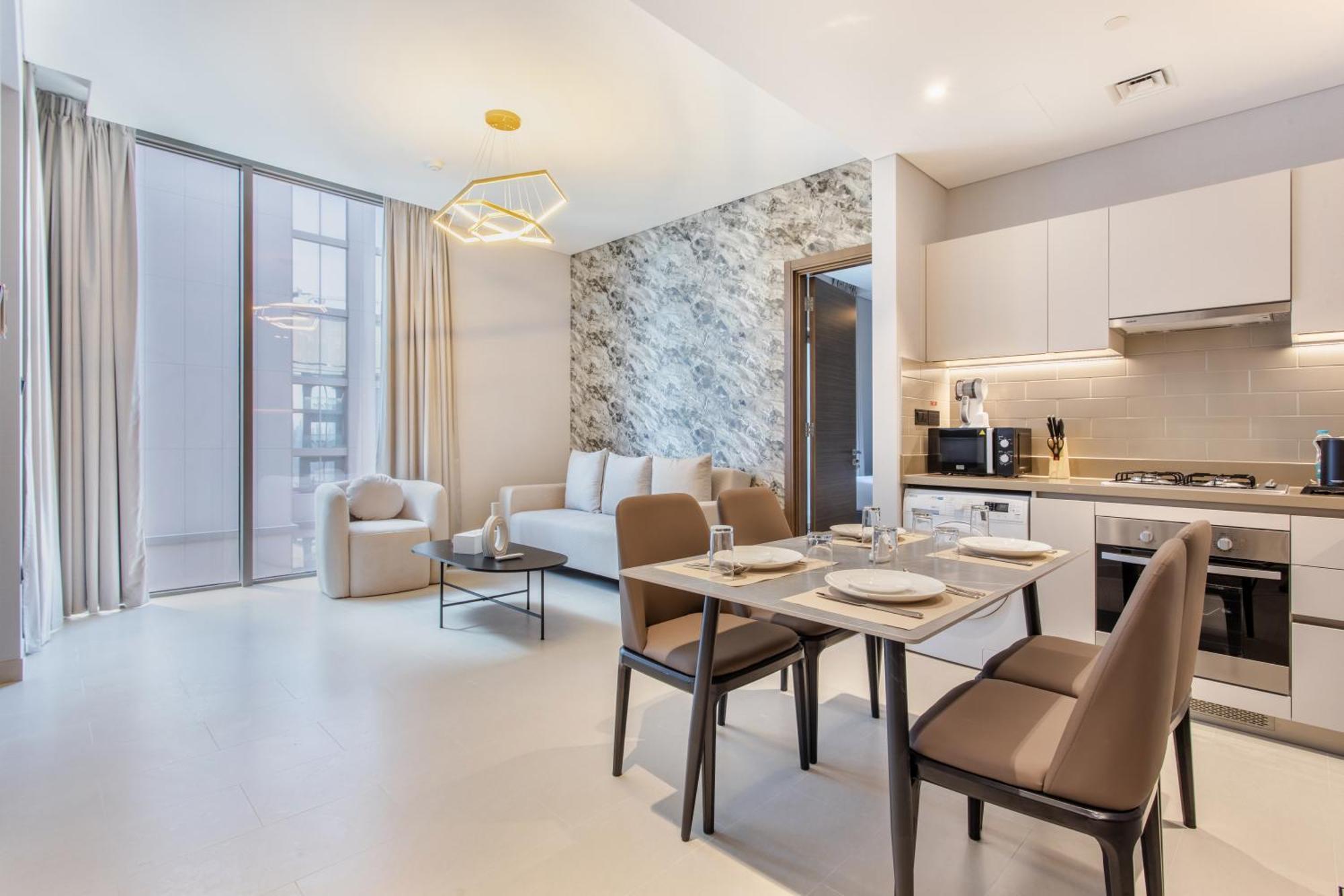 By Latinem Luxury 2br Cv A2713 Near Mall
